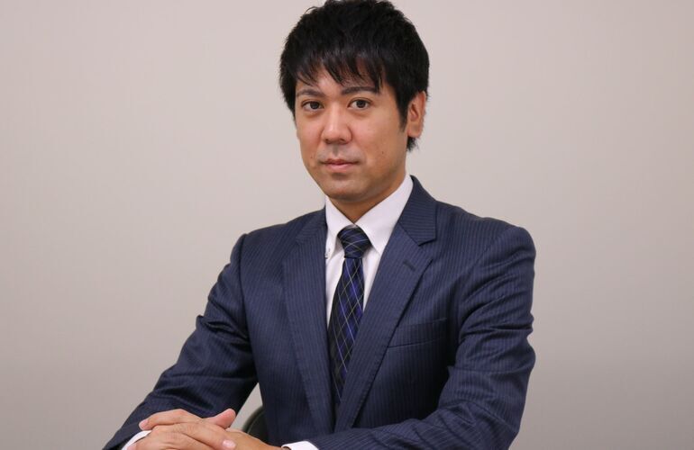 代表者（新城　太規）